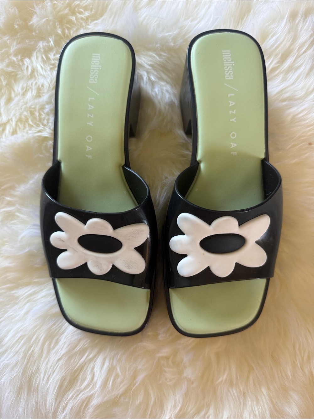 Melissa Black and White Daisy shoes - Picture 3 of 8